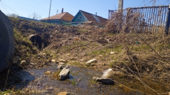  24.04.2022 г. Сотрудники ДК с. Маслово убрали мусор на берегу пруда